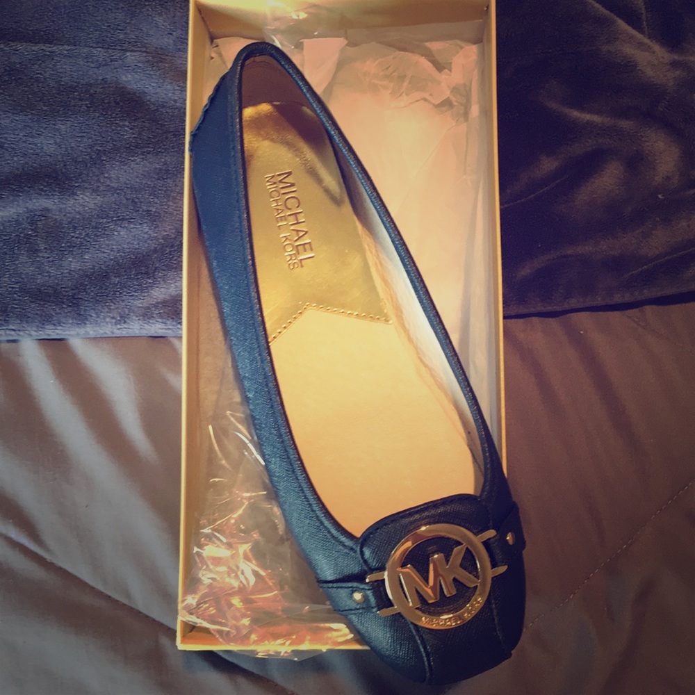 Brand new never worn Michael Kors navy flats 7